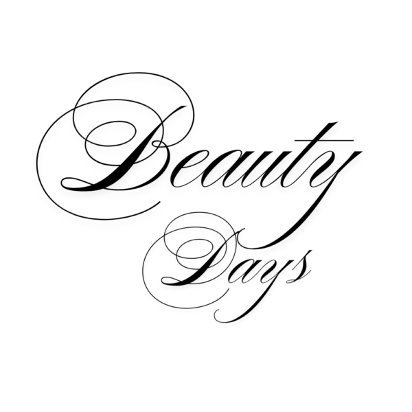 Eine schöne Frau, etwas älter, blonde kurze Haare und eine schöne Haut.